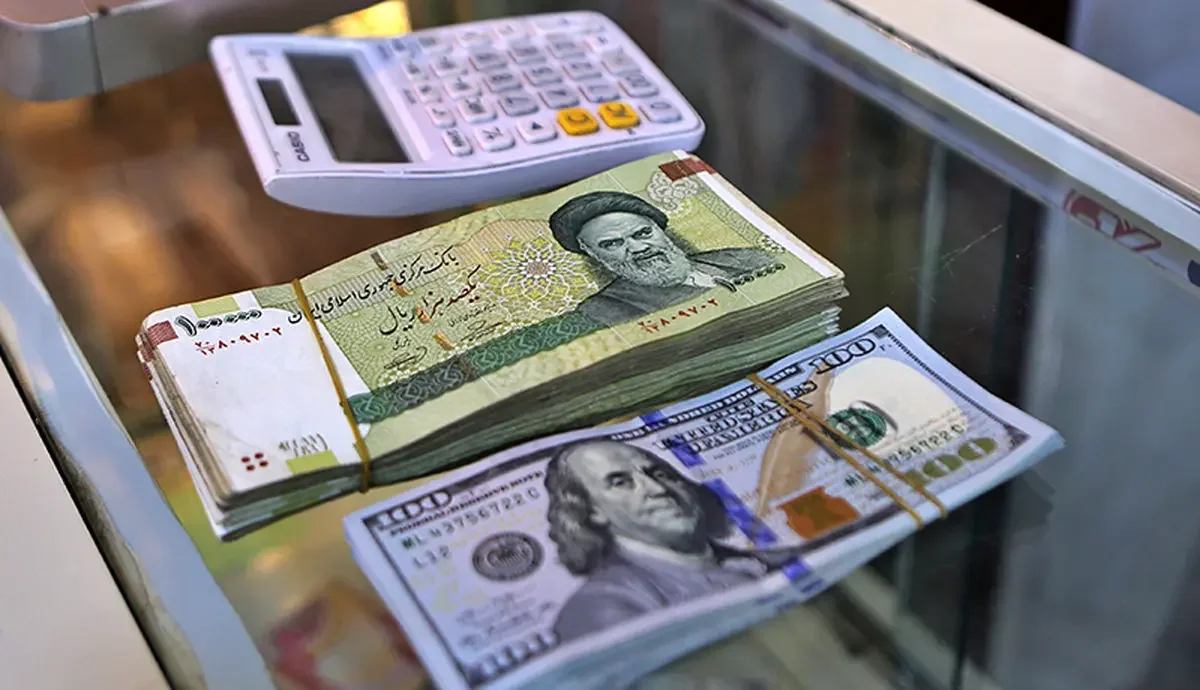 افت نرخ دلار پس از ادغام تالارها/ قیمت دلار رسمی چقدر است؟| 16 دی 1404